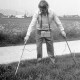 Archiv der Region Hannover, ARH Slg. Weber 02-060/0005, Ein Mann misst den Boden eines Feldes zur Lecksuche bei einem Wasserrohrbruch im Langen Feld, Gehrden