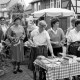 Archiv der Region Hannover, ARH Slg. Weber 02-060/0007, Frauen an einem Infostand auf einem Erntedankfest