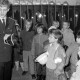 Archiv der Region Hannover, ARH Slg. Weber 02-064/0005, Rainer Kunze zeigt Kindern im Rahmen der Feuerwehr eine Gasmaske