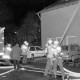 Archiv der Region Hannover, ARH Slg. Weber 02-064/0015, Feuerwehrleute bei einer nächtlichen Einsatzübung am Matthias-Claudius-Gymnasium, Gehrden