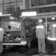Archiv der Region Hannover, ARH Slg. Weber 02-064/0016, Feuerwehrleute bei einer nächtlichen Einsatzübung am Matthias-Claudius-Gymnasium, Gehrden