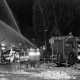 Archiv der Region Hannover, ARH Slg. Weber 02-064/0017, Feuerwehrleute bei einer nächtlichen Einsatzübung am Matthias-Claudius-Gymnasium, Gehrden