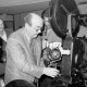 Archiv der Region Hannover, ARH Slg. Weber 02-065/0003, Ausstellung zum Filmtheater und erster Filmabend im Nostalgiekino im Bürgersaal des Rathauses mit Georg Weber sen. vom Nostalgiekino am Filmprojektor, Gehrden