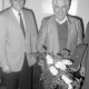 Archiv der Region Hannover, ARH Slg. Weber 02-066/0010, Zwei Männer, einen von ihnen mit einem Blumenstrauß und einer Ehrenurkunde für seine Mitgliedschaft in der SPD