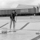 Archiv der Region Hannover, ARH Slg. Weber 02-067/0009, Zwei Männer frischen die Farbe des Freibadbeckens auf, Gehrden