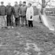 Archiv der Region Hannover, ARH Slg. Weber 02-070/0004, Eine Personengruppe mit Ortsbürgermeister Harald Schultz (links, heller Mantel) auf einem Spielplatz, Redderse