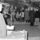 Archiv der Region Hannover, ARH Slg. Weber 02-071/0007, Bürgermeister Helmut Oberheide hält eine Rede auf dem Weihnachtsmarkt auf dem Marktplatz, Gehrden