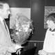 Archiv der Region Hannover, ARH Slg. Weber 02-071/0009, Bankdirektor und Filialleiter Hans-Jürgen Anacker von der Dresdner Bank überreicht einen Blumenstrauß in einer Kunstausstellung, Gehrden
