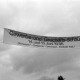 Archiv der Region Hannover, ARH Slg. Weber 02-072/0014, Banner für die Gewerbe und Geschäftsschau auf dem Vorwerk-Gelände, Gehrden