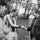 Archiv der Region Hannover, ARH Slg. Weber 02-072/0021, Fußballspieler mit dem ersten Vorsitzenden der Spiel- und Sportgemeinschaft Redderse Wolfgang Müller (rechts) als Ausrichter des Fußballturniers auf dem Sportplatz in Redderse