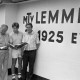 Archiv der Region Hannover, ARH Slg. Weber 02-074/0004, V.l. erster Vorsitzender Günther Bullerdiek und drei weitere Männer vor dem Sportheim des MTV Lemmie