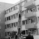 Archiv der Region Hannover, ARH Slg. Weber 02-074/0009, Mitglieder der Feuerwehr klettern mithilfe eines Leiterwagens auf das Dach eines Gebäudes