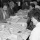 Archiv der Region Hannover, ARH Slg. Weber 02-074/0015, Mehrere Personen an einem Tisch bei einer Veranstaltung