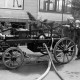 Archiv der Region Hannover, ARH Slg. Weber 02-074/0017, Junge Mitglieder der Feuerwehr Northen an einer Löschpumpe auf einer Kutsche