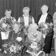Archiv der Region Hannover, ARH Slg. Weber 02-075/0009, Gruppenfoto des DRK-Ortsvereins mit der Vorsitzenden Hella Glade (links), Leveste