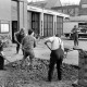 Archiv der Region Hannover, ARH Slg. Weber 02-075/0011, Vorbereitung zur Aufstellung einer Fertiggarage am Feuerwehrhaus Nordstraße, Gehrden