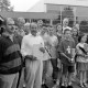 Archiv der Region Hannover, ARH Slg. Weber 02-076/0010, Gruppenfoto mit der DLRG-Ortsgruppe und dem ersten Vorsitzenden Karl-Heinz Wittkopp (weißes Oberhemd) nach einer Siegerehrung vor dem Hallenbad, Gehrden