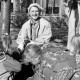 Archiv der Region Hannover, ARH Slg. Weber 02-078/0005, Eine Frau pflanzt mit Kindern Blumen?