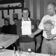 Archiv der Region Hannover, ARH Slg. Weber 02-078/0012, Veranstaltung mit Ernennung des Trainers Jürgen Höltje (rechts) durch Rüdiger Waldeck (links) des HSG Gehrden-Wennigsen