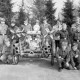 Archiv der Region Hannover, ARH Slg. Weber 02-079/0008, Gruppenfoto mit jungen Mitgliedern der Feuerwehr neben einem Feuerwehrwagen