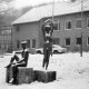 ARH Slg. Weber 02-081/0004, Skulpturen vor dem Matthias-Claudius-Gymnasium im Winter, Gehrden