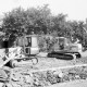 Archiv der Region Hannover, ARH Slg. Weber 02-081/0009, Zwei Baufahrzeuge auf einem Platz mit Bauschutt