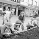 Archiv der Region Hannover, ARH Slg. Weber 02-081/0011, Kinder und Erwachsene bei der Neubepflanzung eines Blumenbeets an der Dammstraße, Gehrden