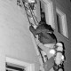 Archiv der Region Hannover, ARH Slg. Weber 02-081/0014, Feuerwehrleute bei einer nächtlichen Einsatzübung am Matthias-Claudius-Gymnasium, Gehrden