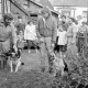 Archiv der Region Hannover, ARH Slg. Weber 02-081/0015, Mitglieder der Johanniter mit ihren ausgebildeten Hunden