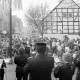 Archiv der Region Hannover, ARH Slg. Weber 02-082/0013, Maibaumfeier mit einem Auftritt der Musikkapelle der Feuerwehr, Gehrden