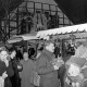 Archiv der Region Hannover, ARH Slg. Weber 02-083/0007, Weihnachtsmarkt mit großem Adventskalender am Marktplatz, Gehrden