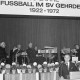 ARH Slg. Weber 02-083/0010, Bürgermeister Helmut Oberheide hält eine Rede zum 50-jährigen Jubiläum des Fußballs im SV Gehrden, im Hintergrund die Musikkappelle der Feuerwehr, Gehrden