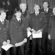 Archiv der Region Hannover, ARH Slg. Weber 02-083/0016, Gruppenfoto mit v.l. N.N., Torsten Borowski, N.N., Günter Alder, Rainer Kunze, Stadtbrandmeister Fritz Narten und Ortsbrandmeister Willi Siebert der Feuerwehr Gehrden nach einer Urkundenübergabe