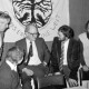 Archiv der Region Hannover, ARH Slg. Weber 02-084/0005, V.l. Karl-August Ruppel, N.N., N.N., Pastor Dirk Steffens und Christoph Stengel vom Evangelischen Kinder- und Jugendzentrum bei einem Treffen, Gehrden