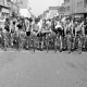 Archiv der Region Hannover, ARH Slg. Weber 02-085/0001, Start des Radrennens "Bürgerpreis der Stadt Gehrden" in der Gartenstraße, Gehrden