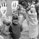 Archiv der Region Hannover, ARH Slg. Weber 02-085/0008, Kinder und Erwachsene bei Spielen auf einem Kinderfest?