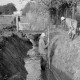 Archiv der Region Hannover, ARH Slg. Weber 02-085/0016, Zwei Männer bei Arbeiten an einem Graben