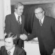 Archiv der Region Hannover, ARH Slg. Weber 02-086/0001, Stadtdirektor Hans Bildhauer (links) und Friedrich Waldvogel (rechts) aus Leveste