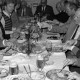Archiv der Region Hannover, ARH Slg. Weber 02-086/0008, Mehrere Personen beim gemeinsamen Essen von Kalten Platten im Ratskeller, Gehrden
