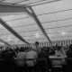Archiv der Region Hannover, ARH Slg. Weber 02-087/0003, Personen an langen Tischen bei einer Feier in einem Festzelt