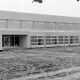 Archiv der Region Hannover, ARH Slg. Weber 02-087/0006, Sporthalle nach der Fertigstellung an der Lange Feldstraße, Gehrden