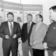 Archiv der Region Hannover, ARH Slg. Weber 02-087/0007, Betriebsleiter der Avacon Gehrden Detlev Wackenrohr (links) und weitere Personen vor einer Ausstellung zum Thema "SynergieHaus", Gehrden