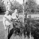 Archiv der Region Hannover, ARH Slg. Weber 02-087/0012, Wilhelm Wilken (rechts) und ein weiterer Mann mit einem abgebrochenen Baum auf dem Betriebshof der Stadt Gehrden