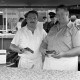 ARH Slg. Weber 02-087/0018, V.l. N.N. und Günter Hogrefe von der Ortsfeuerwehr Ditterke in einem Grillstand auf einem Fest