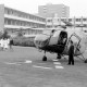 Archiv der Region Hannover, ARH Slg. Weber 02-088/0008, Mehrere Personen an einem Hubschrauber am Robert-Koch-Krankenhaus, Gehrden