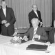 Archiv der Region Hannover, ARH Slg. Weber 02-089/0006, Gehrdens Bürgermeister Helmut Oberheide (rechts) mit weiteren Männern an einem Tisch