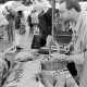 Archiv der Region Hannover, ARH Slg. Weber 02-089/0020, Ein Verkaufsstand für Brot auf einem Wochenmarkt?
