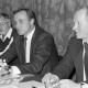 Archiv der Region Hannover, ARH Slg. Weber 02-089/0021, V.l. Karl-Heinz Uhrig (Weinhändler aus Leveste und Vorstandsmitglied der GIS), Stadtdirektor Hans Bildhauer und Günter Langner (Schützenhaus-Gastwirt und Vorsitzender der GIS) bei einer Sitzung, Gehrden