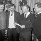 Archiv der Region Hannover, ARH Slg. Weber 02-089/0023, V.l. Peter Blumendorf, Rechtsanwalt und Notar Günter Kienitz, Schützenhaus-Gastwirt und GIS-Vorsitzender Günter Langner und Dietmar Müller bei einer Urkundenübergabe