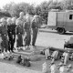 Archiv der Region Hannover, ARH Slg. Weber 02-089/0024, Mitglieder der Jugendfeuerwehr vor Geräten der Feuerwehr